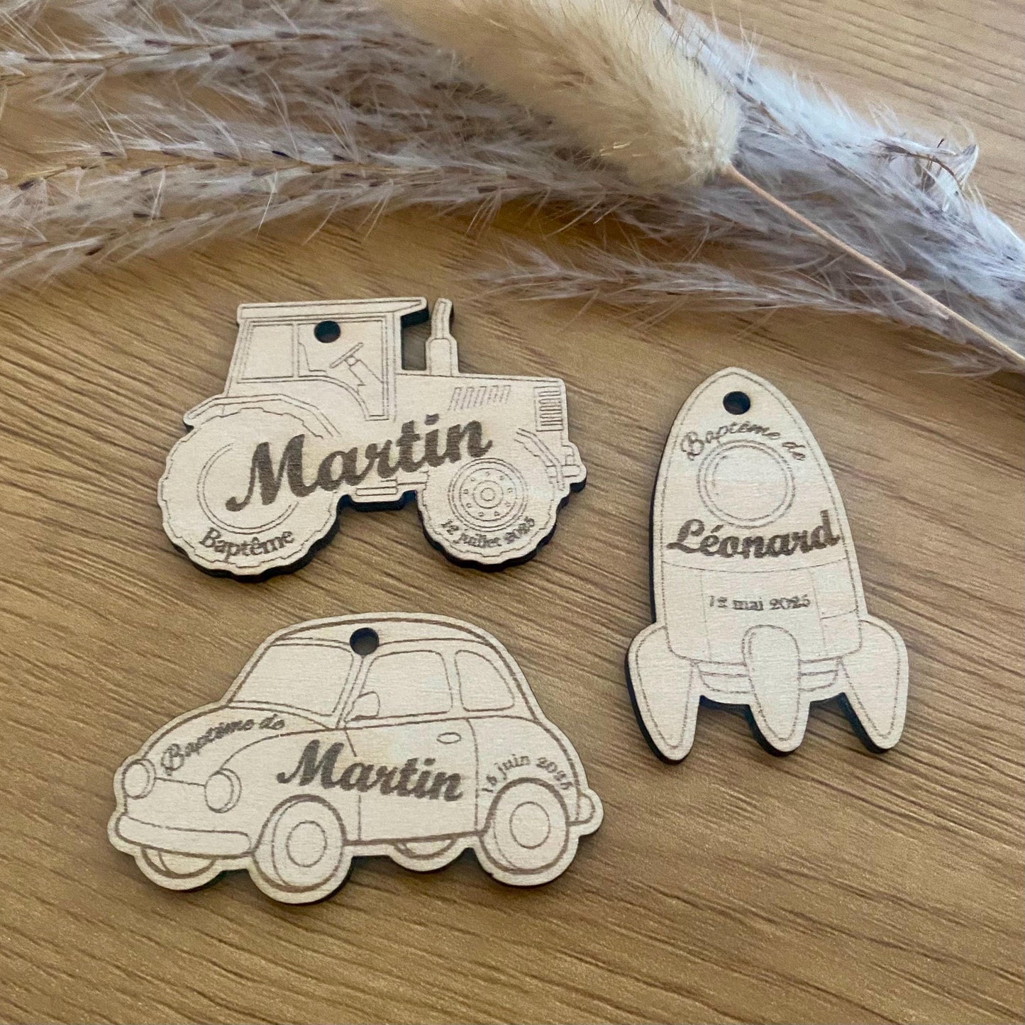 Étiquettes personnalisées en bois pour cadeaux d'invités et dragées - Tracteur, fusée, voiture...