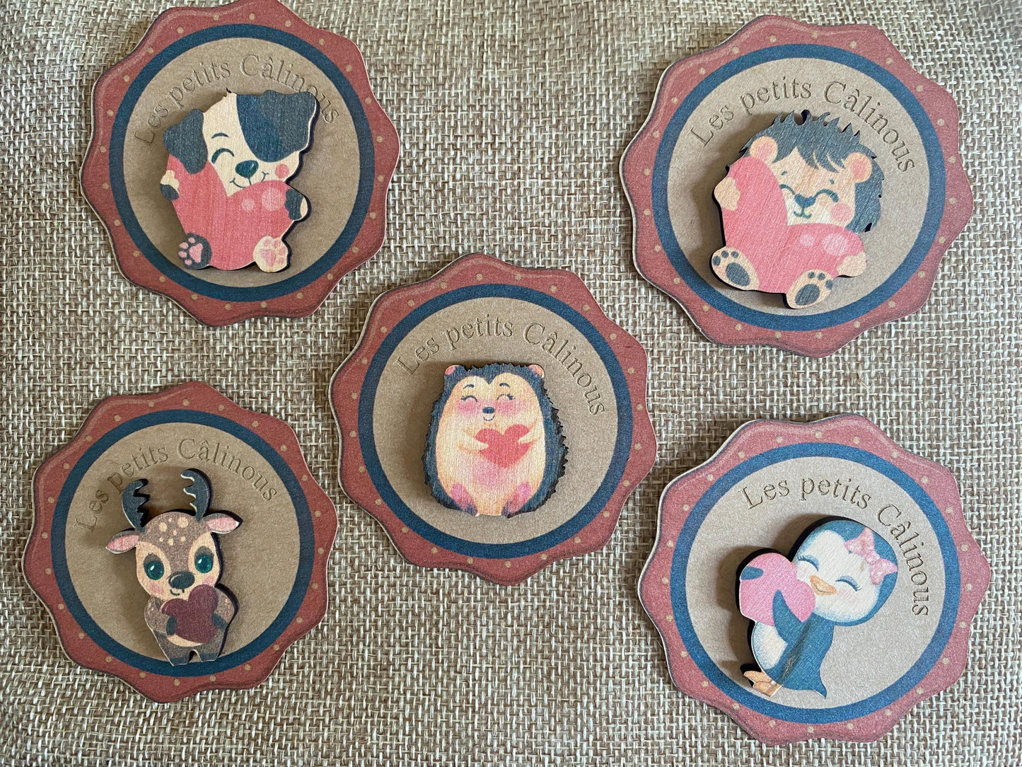Câlin de Poche Enfant en Bois – Animaux à Collectionner (Pingouin, Chien, Lion, Hérisson)