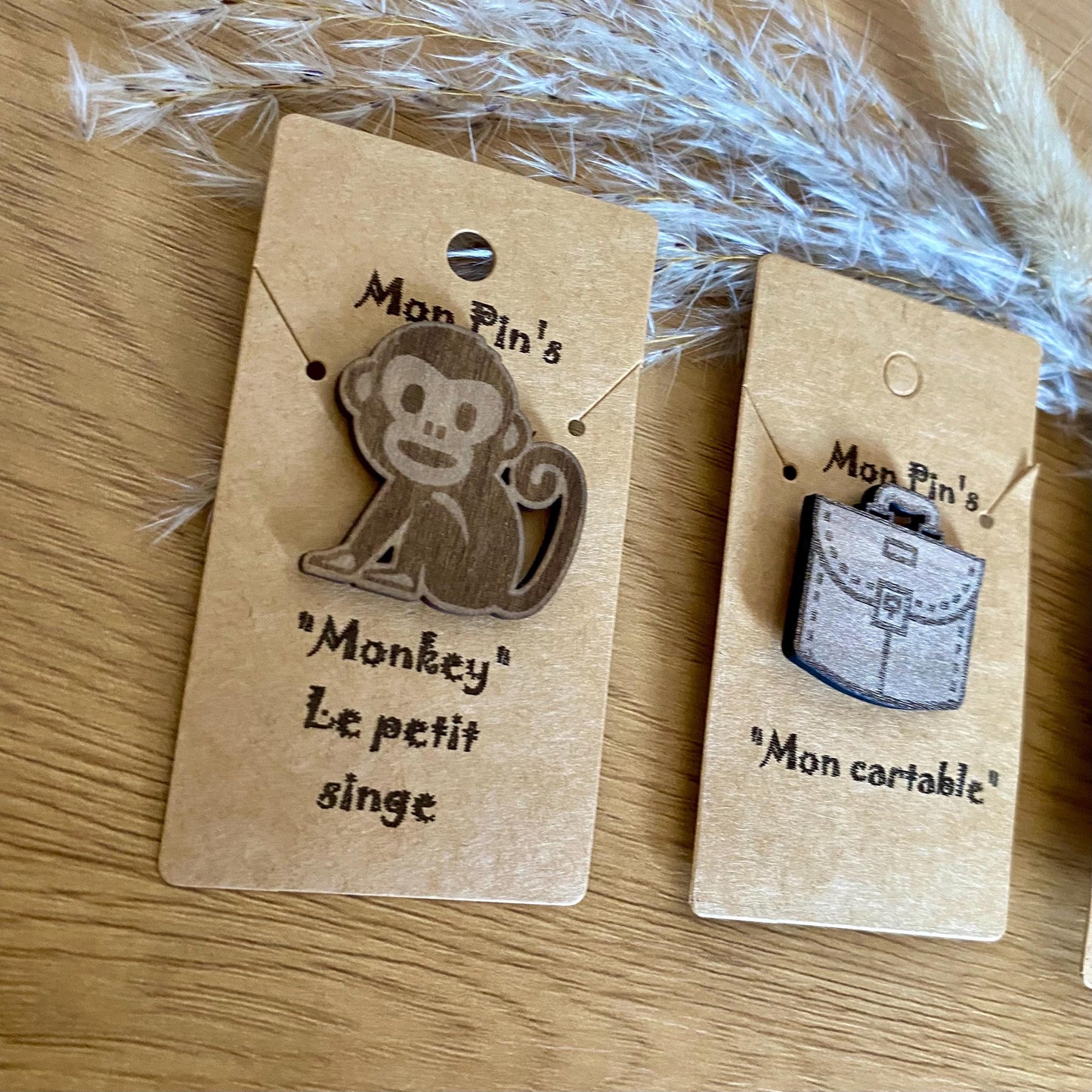 Collection de badges en bois pour enfants fait main
