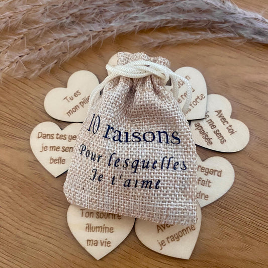 Le pochon présenté sur une table avec quelques pétales ou une touche décorative, prêt à être offert.