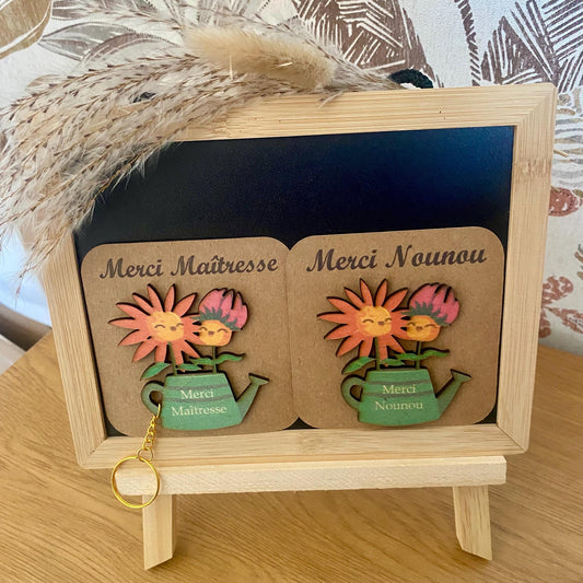 Présentation d un magnet et porte-clés merci nounou ou merci maîtresse arrosir et fleur dessin enfantin