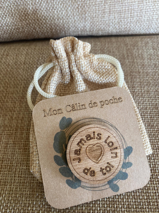 calin de poche en bois présenté sur son petit pochon