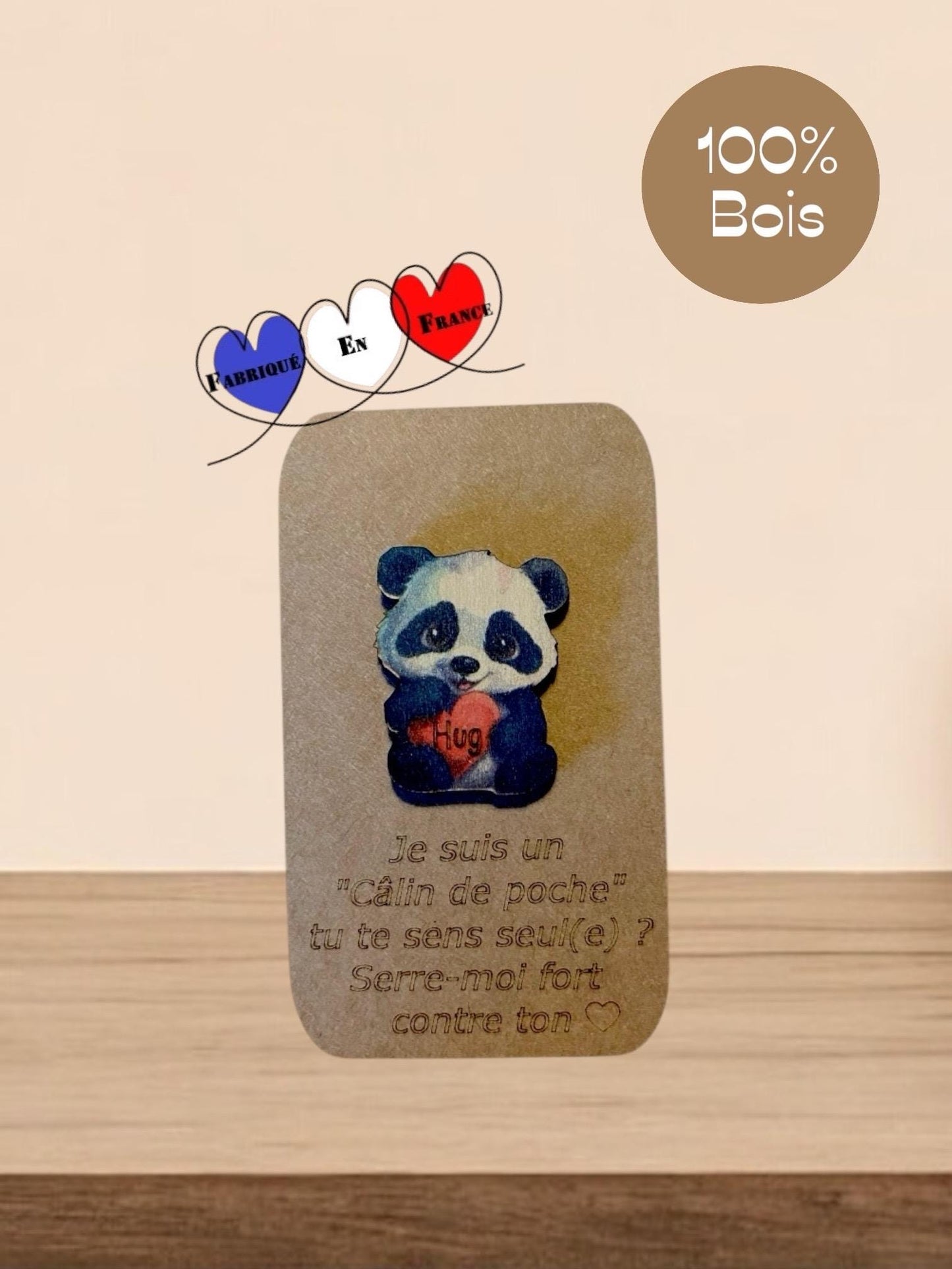 petit panda en bois sur son support kraft