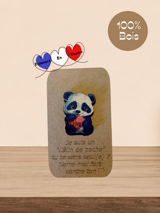 petit panda en bois sur son support kraft