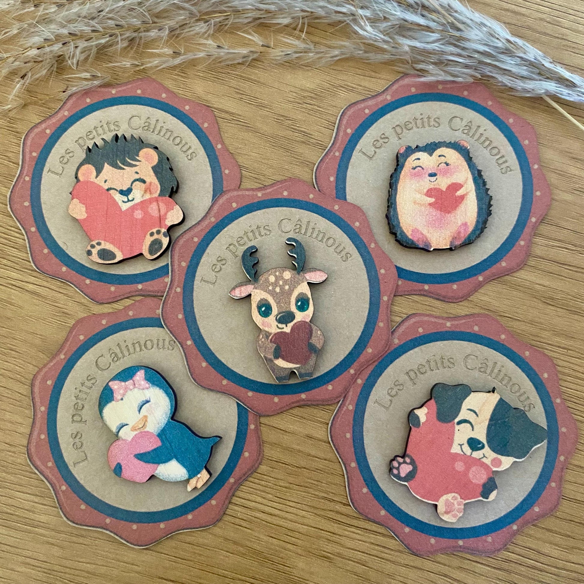 La collection complète des 'Petits Câlinous' sur leurs présentoirs en papier kraft."