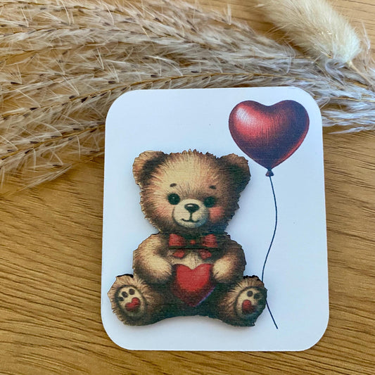 Câlin de poche en bois ourson tenant un cœur rouge