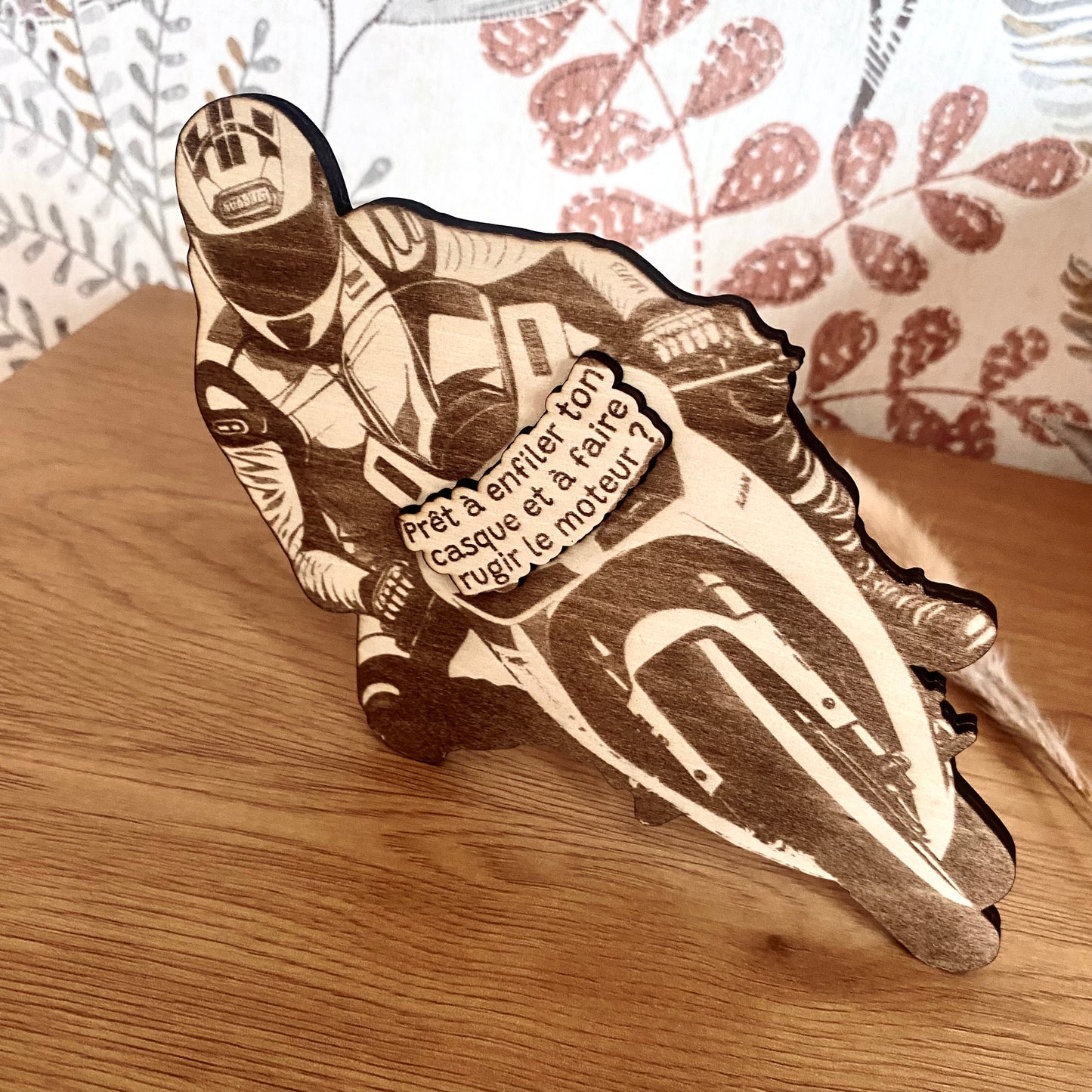 Carte de demande parrain en bois découpée en forme de motard en course avec texte gravé.