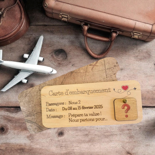 Carte d'embarquement en bois avec gravure détaillée, posée sur son support en bois.