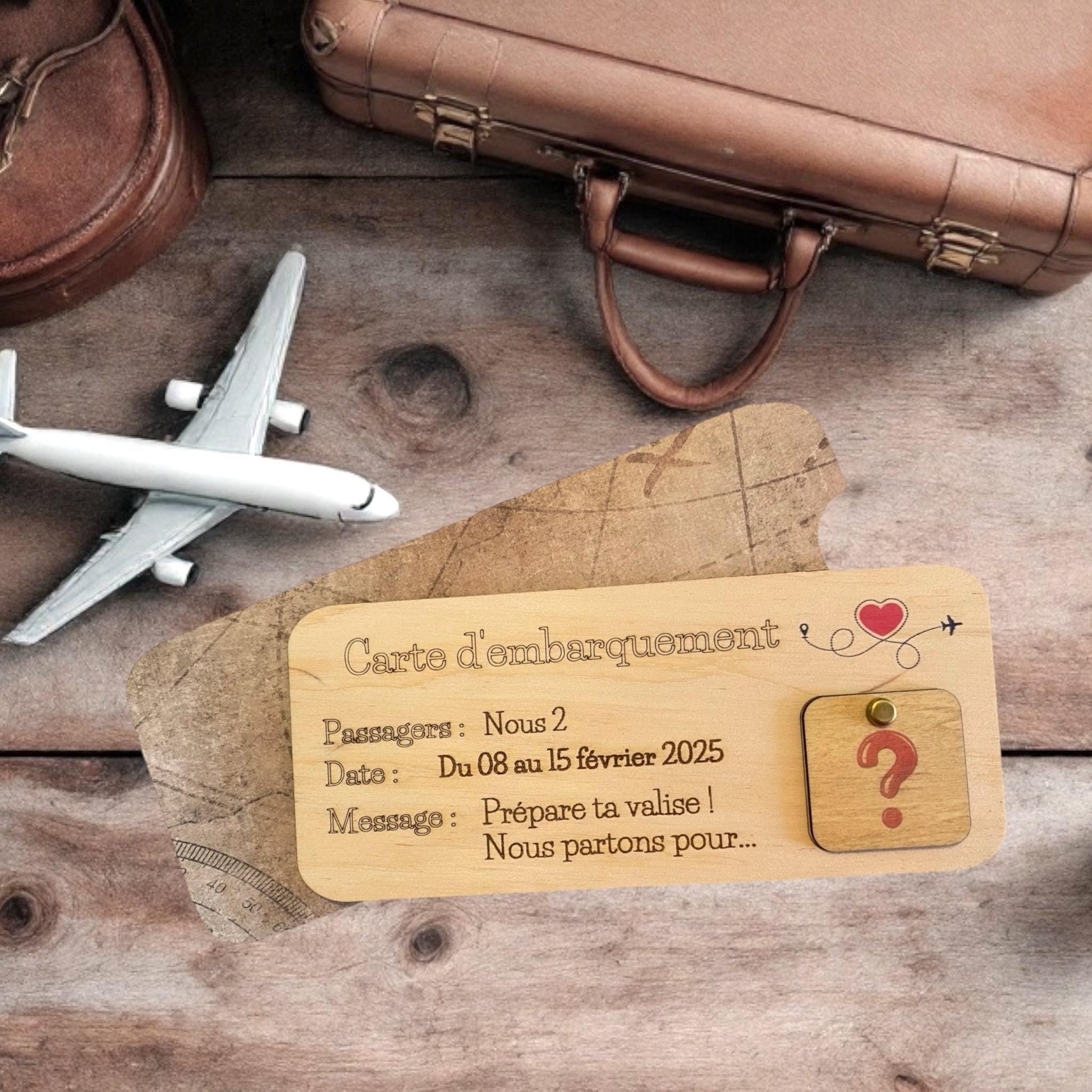 Carte d'embarquement en bois avec gravure détaillée, posée sur son support en bois.