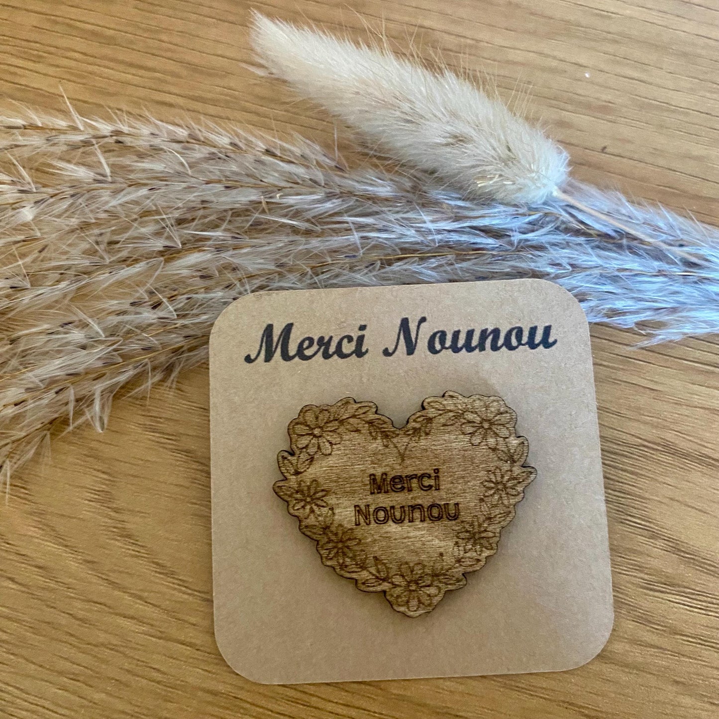 broche  merci nounou coeur en bois gravé  sur sa petite carte kraft
