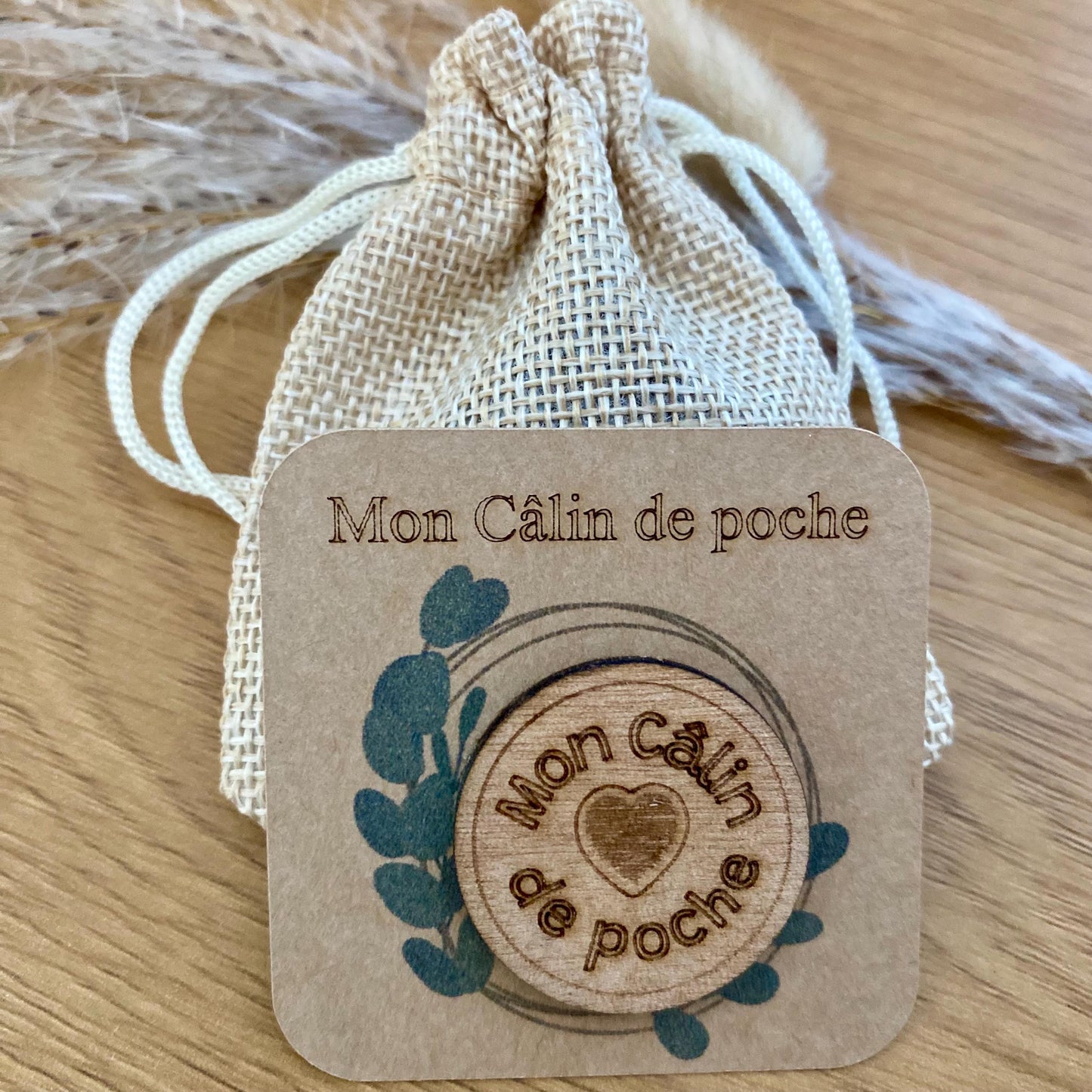 Câlin de Poche en Bois – Un Souvenir à Garder Près de Soi