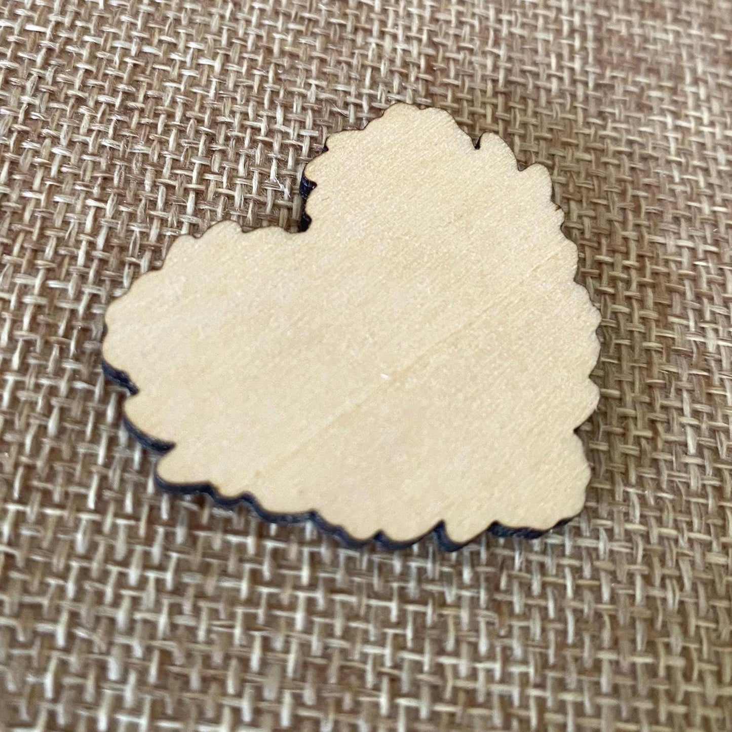 Câlin de Poche en Bois – Cadeau Personnalisé (Pin’s ou Badge)