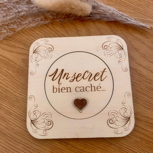 Le coffret fermé avec sa gravure extérieure et le petit cœur en relief visible.
