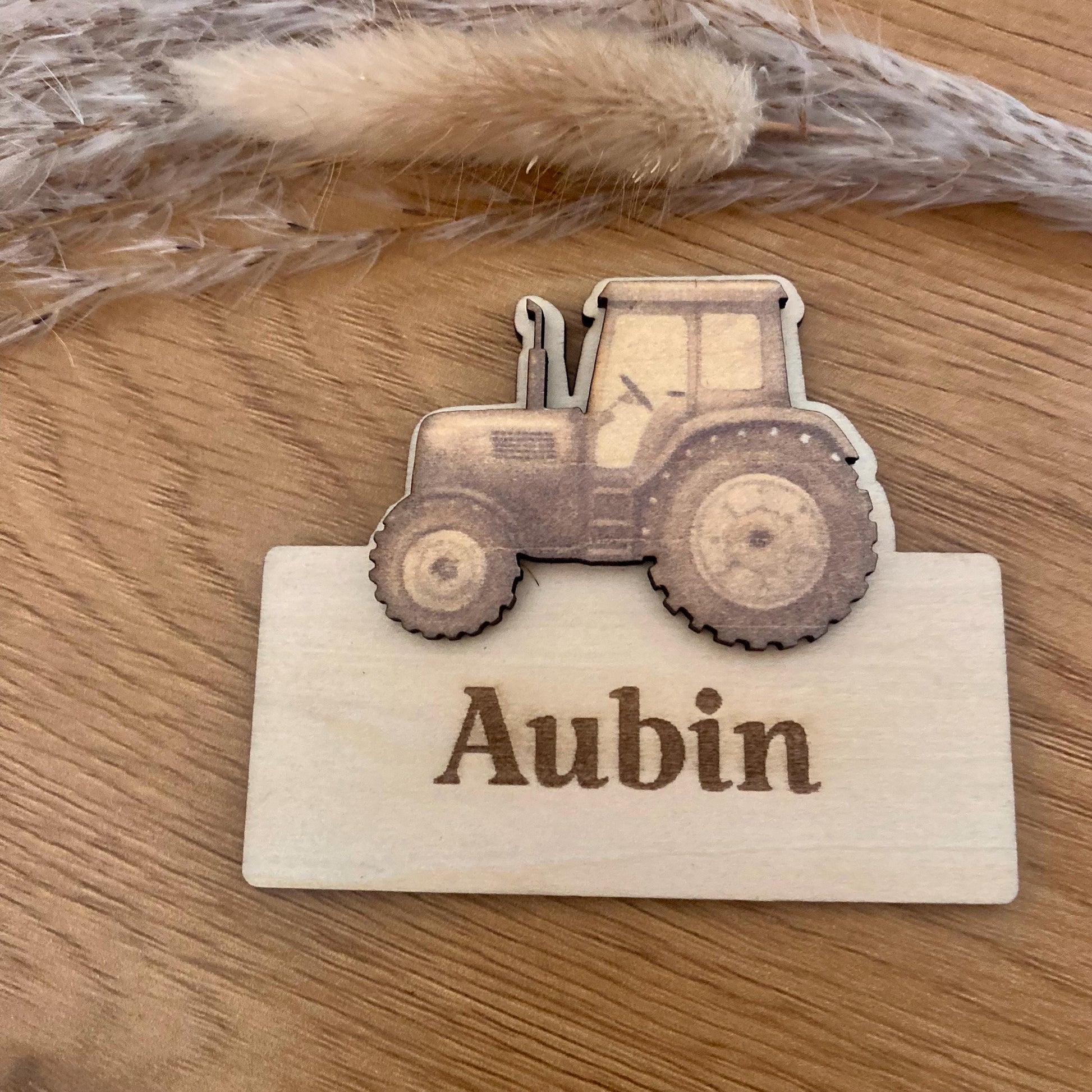 Marque-place en bois thème ferme modele tracteur beige
