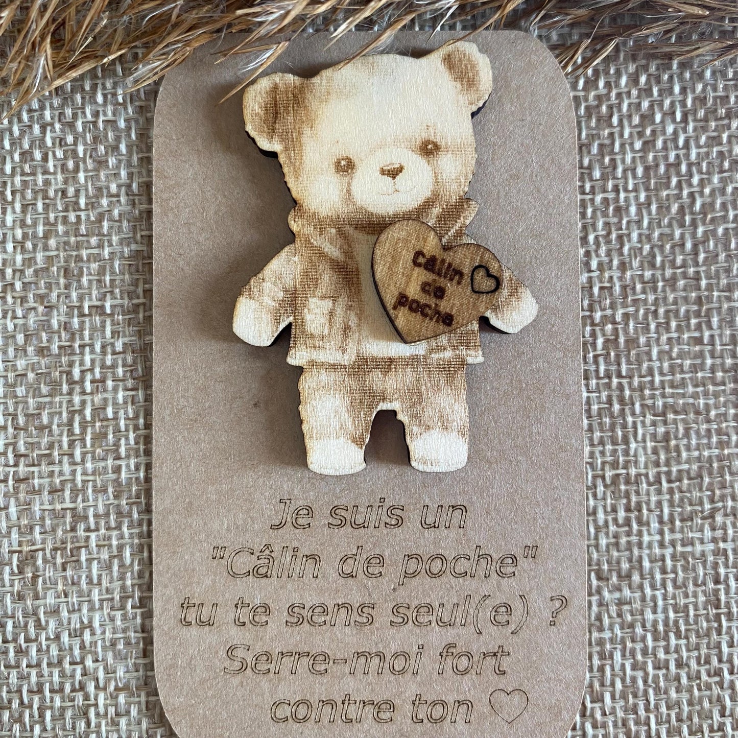 Câlin de Poche Ours en Bois – Le Compagnon de Réconfort par Excellence