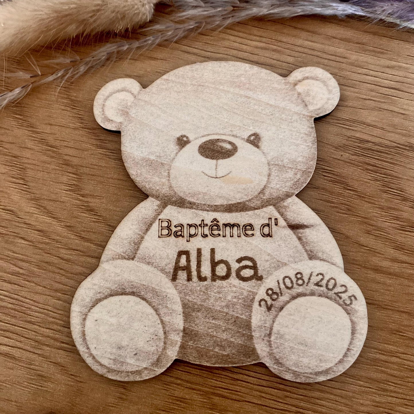 "Magnet en bois en forme d'ourson avec relief, gravé avec un prénom et une date, idéal pour un cadeau invité de baptême ou de naissance, style décoration bohème et naturelle.