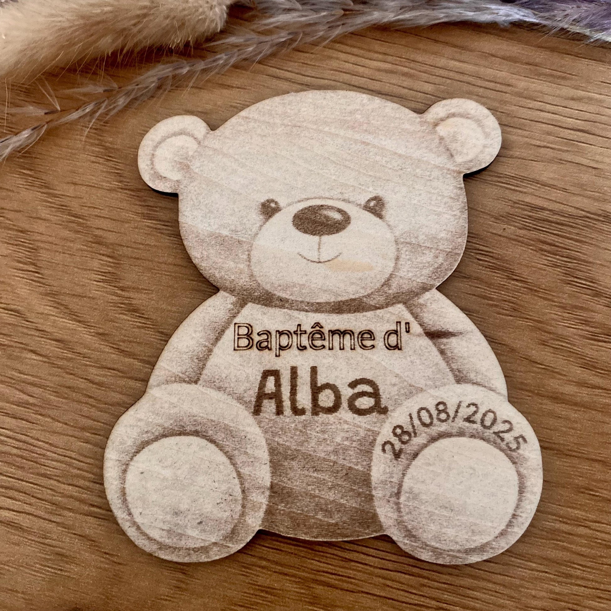 "Magnet en bois en forme d'ourson avec relief, gravé avec un prénom et une date, idéal pour un cadeau invité de baptême ou de naissance, style décoration bohème et naturelle.