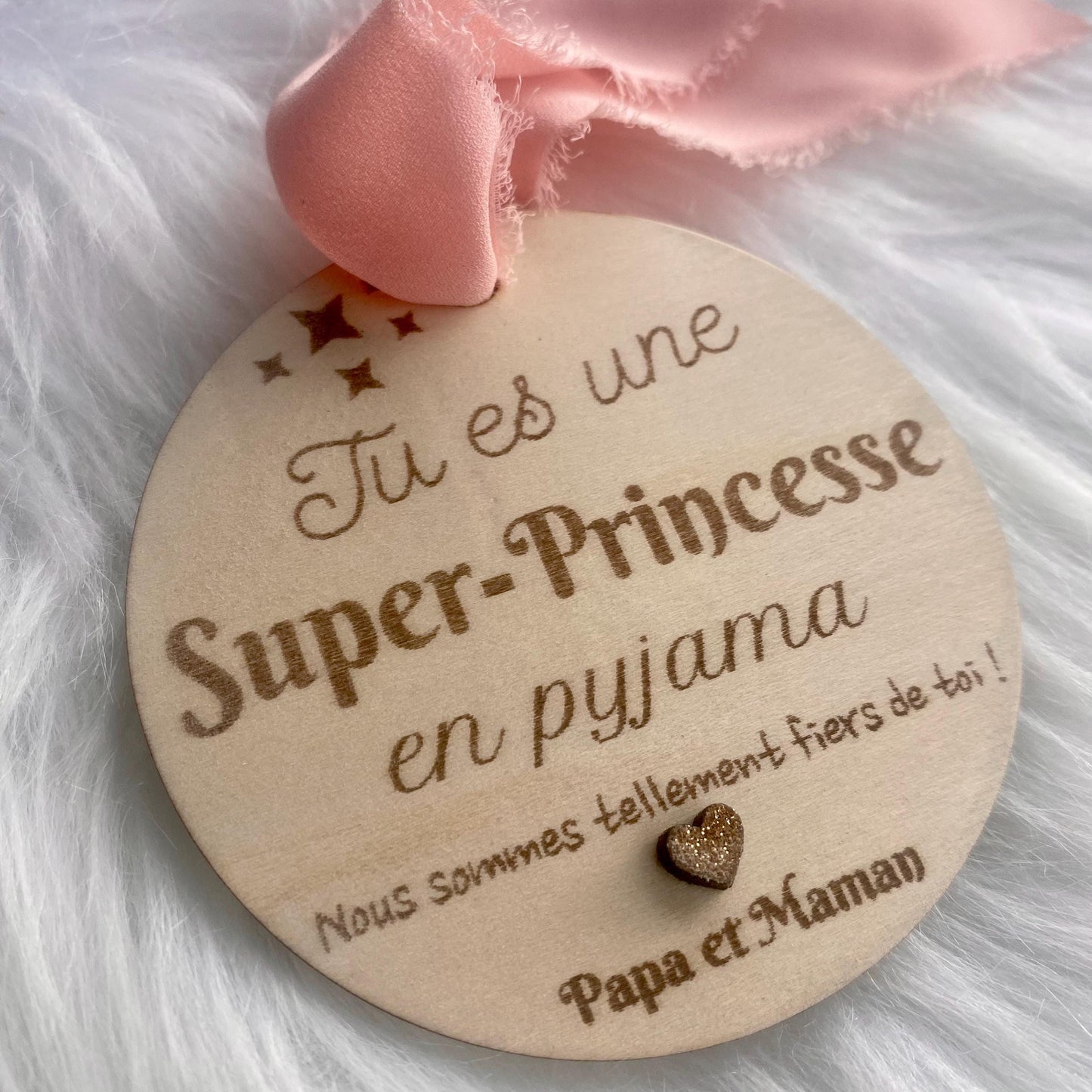 Suspension en Bois – « Petit Super-Héros en Pyjama » : Un Rayon de Soleil à l'Hôpital