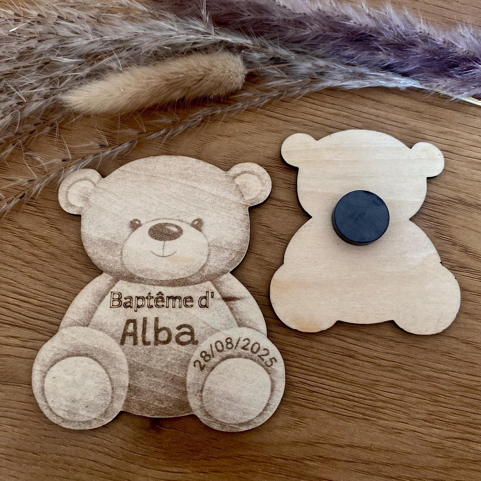 "Magnet en bois en forme d'ourson avec relief, gravé avec un prénom et une date, idéal pour un cadeau invité de baptême ou de naissance, style décoration bohème et naturelle.