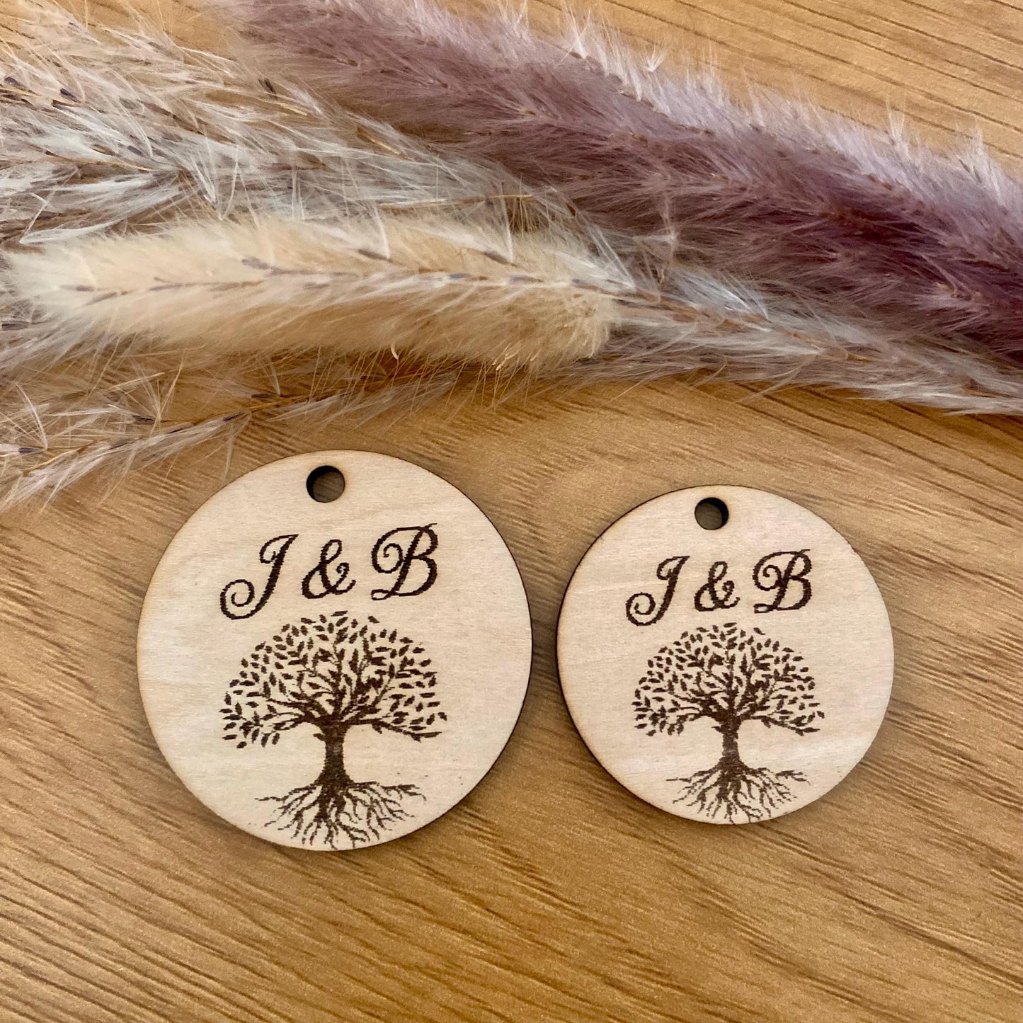 Étiquettes en Bois Personnalisées – Sublimez vos Dragées & Cadeaux Invités