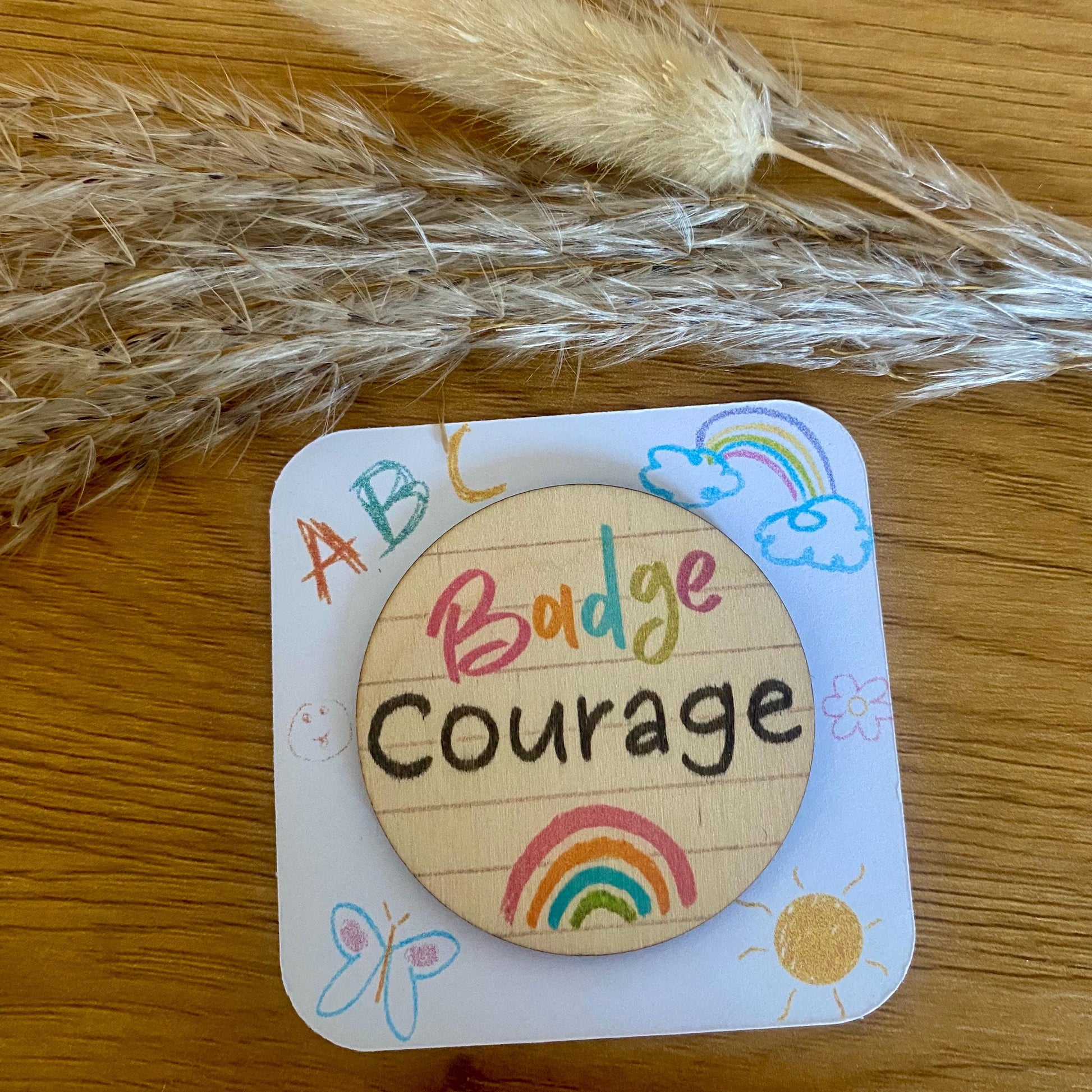 Badge Courage en bois motif arc-en-ciel pour écolier