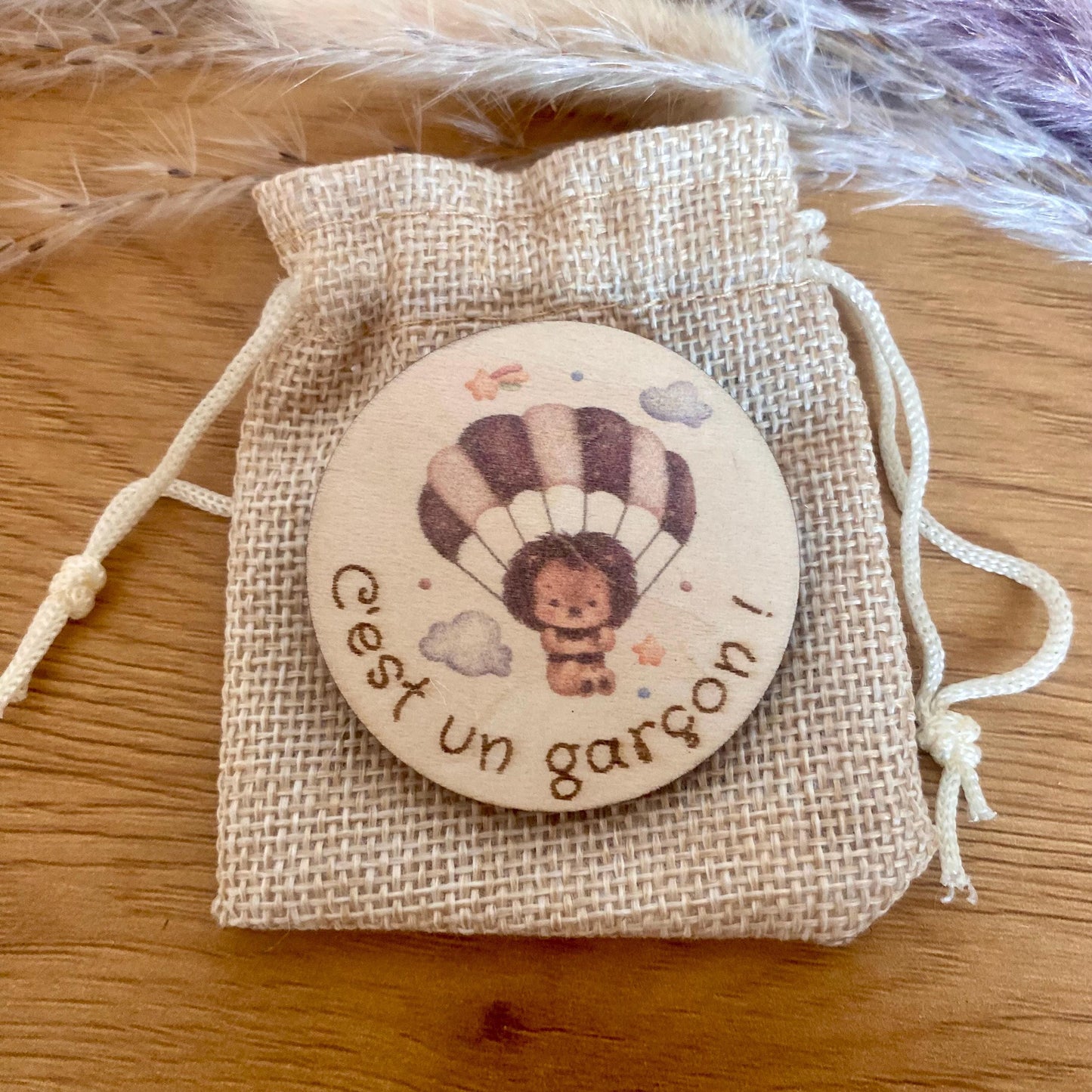 Magnet personnalisé hérisson présenté dans son petit pochon en tissu, prêt à offrir.