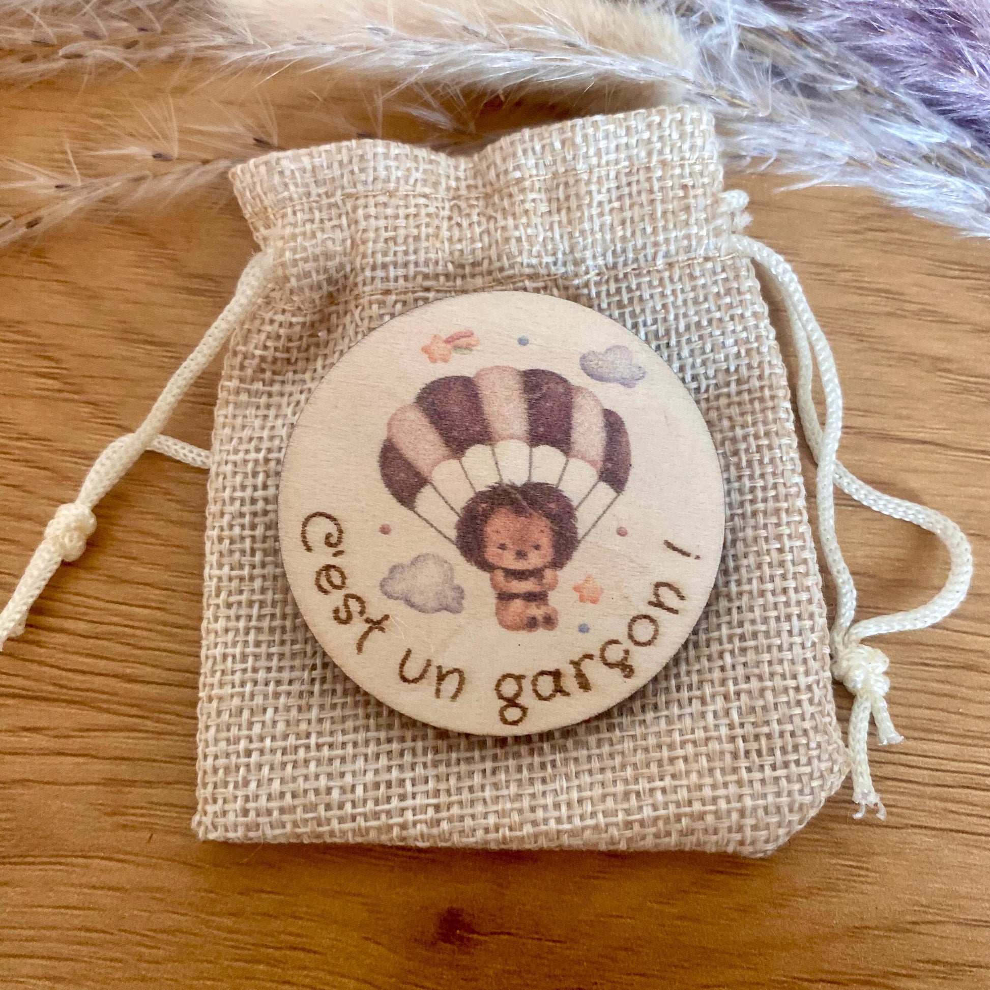 Magnet personnalisé hérisson présenté dans son petit pochon en tissu, prêt à offrir.