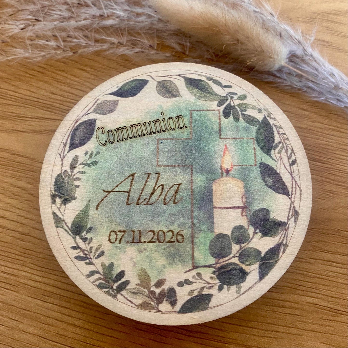 Boîte de communion en bois ronde, personnalisée avec un prénom et le motif "Croix cierge".