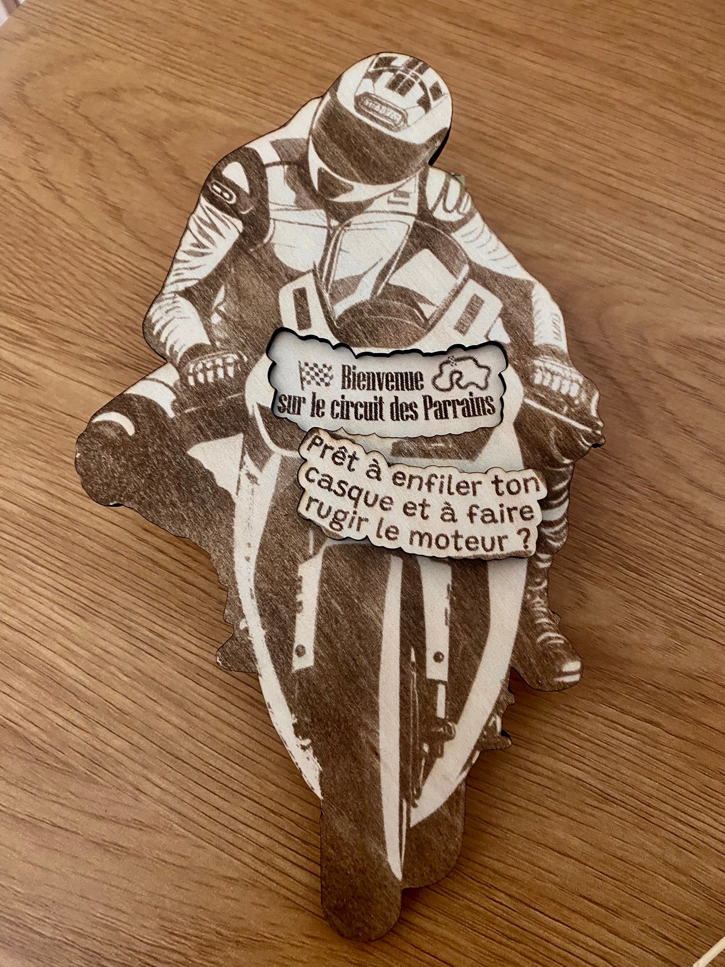 Plaque en bois personnalisée en relief pour demande parrain sur le thème de la moto.