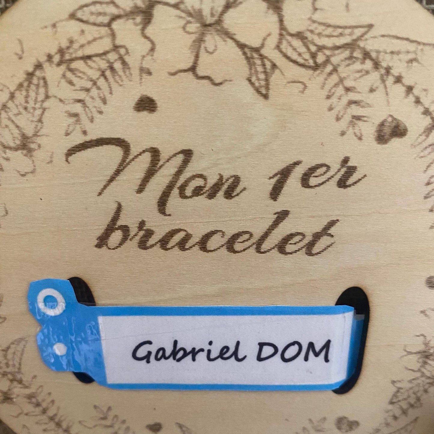 Support en Bois pour Bracelet de Naissance – Souvenir Bébé