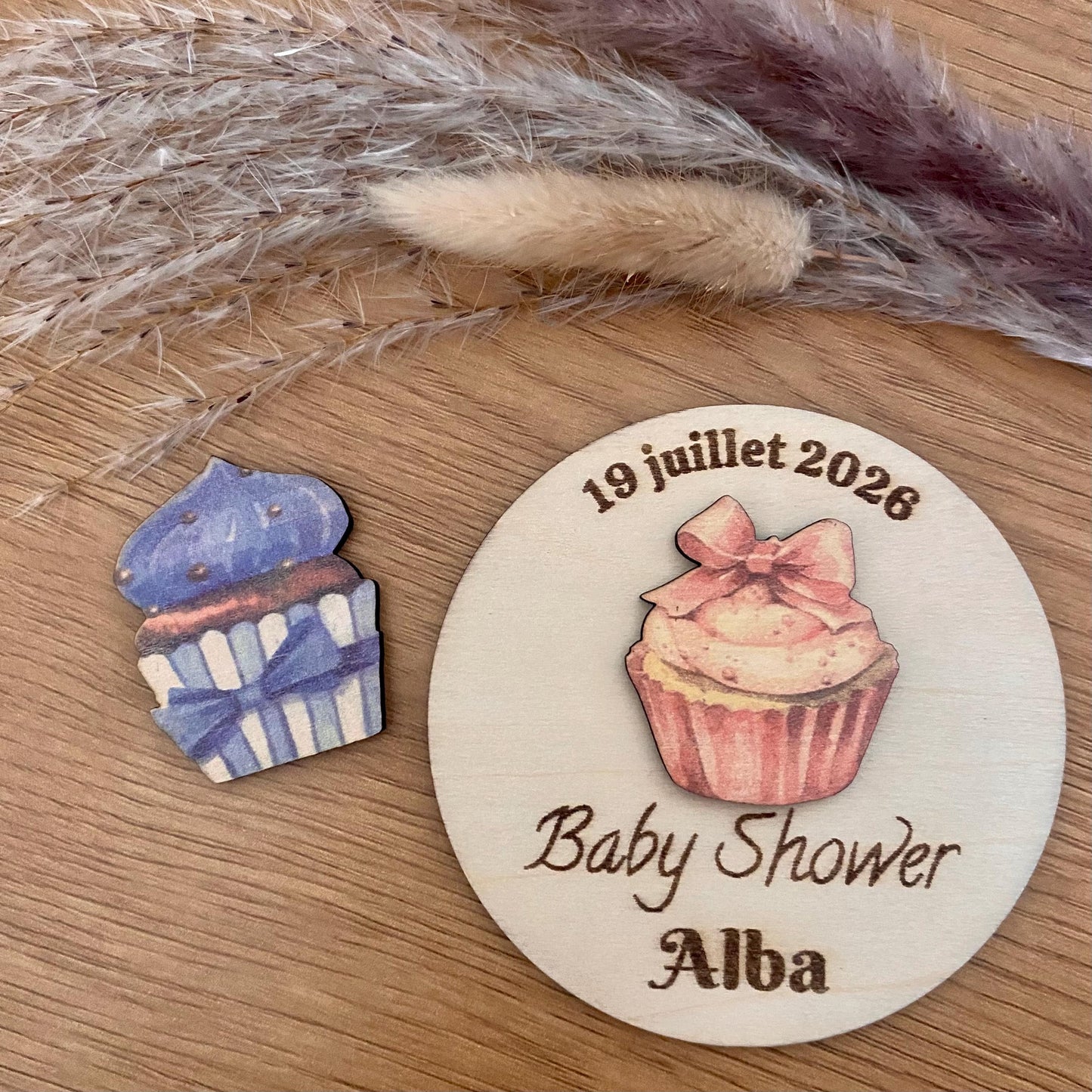 Gros plan sur la superposition du cupcake en relief sur le magnet rond et la précision de la gravure laser.