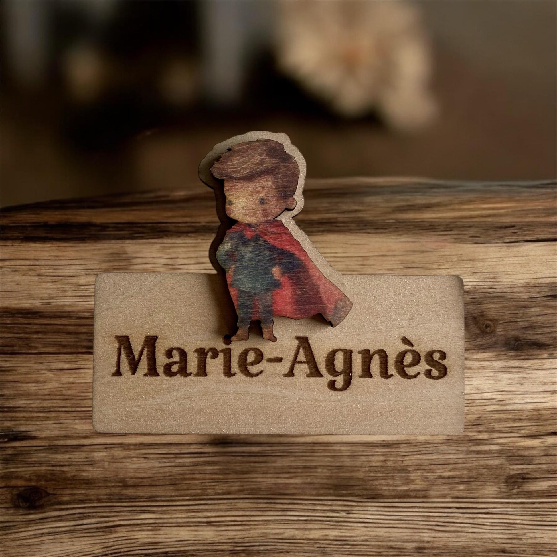 Marque-place thème "super-héro" disposé sur une table décorée pour un anniversaire d'enfant.