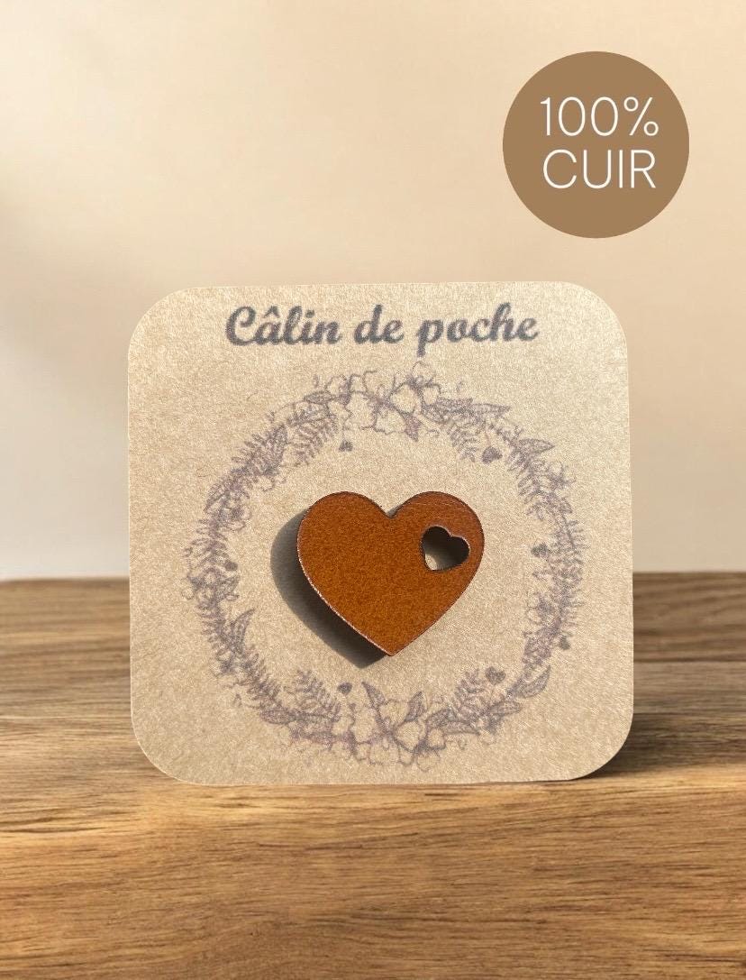 Gros plan sur la texture du cuir véritable du calib de poche coeur