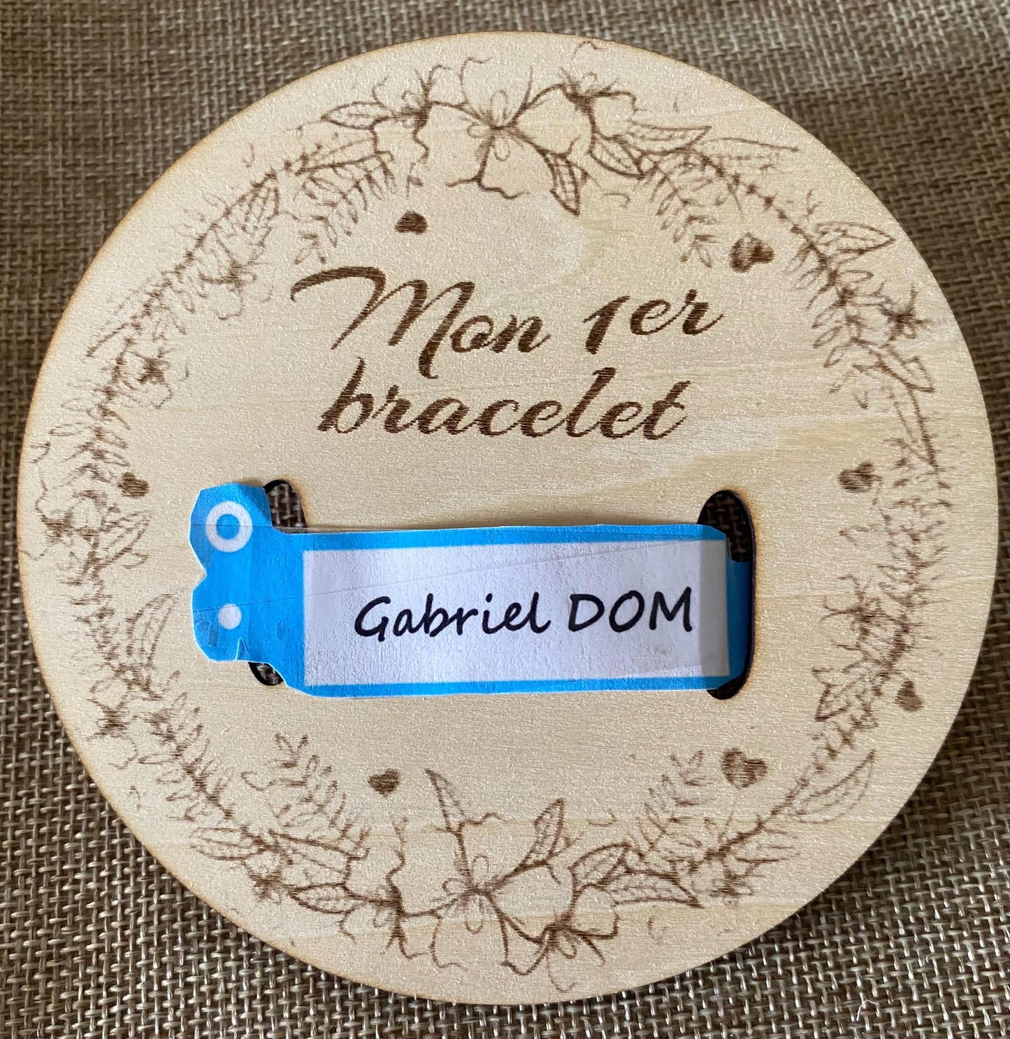 Support en Bois pour Bracelet de Naissance – Souvenir Bébé