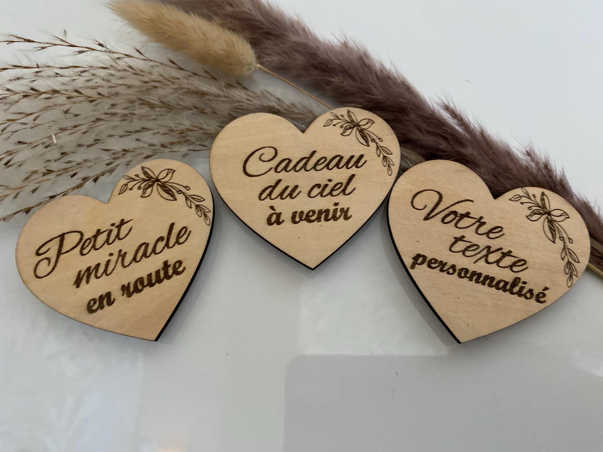 Le magnet sur un réfrigérateur, entouré de photos de famille, illustrant son côté souvenir.
