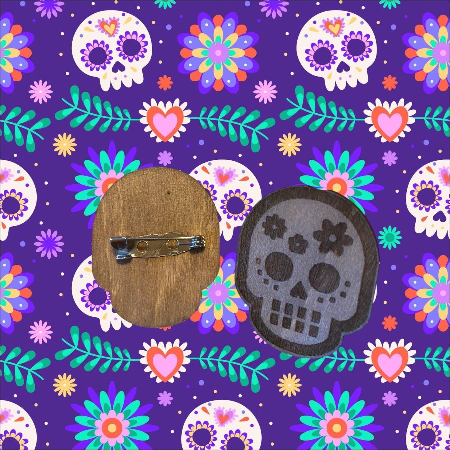 broche en bois gravé  en forme de Calavera avec zoom sur l'arrière pour voir l attache