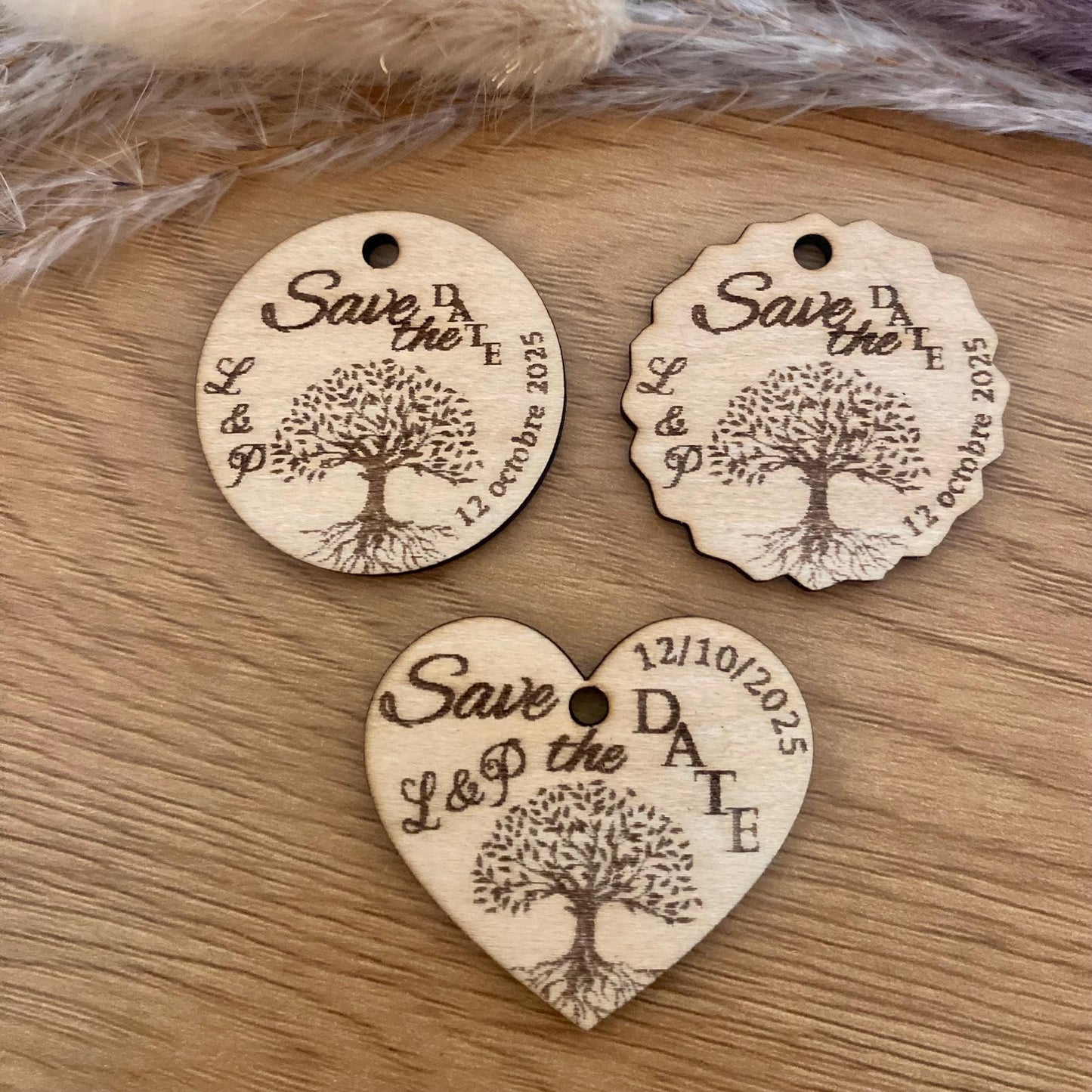 Assortiment d'étiquettes en bois rondes; coeur ou crantées