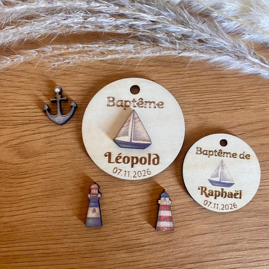 Étiquettes en bois thème marin (phare, ancre, bateau) avec personnalisation, présentées sur des pochons à dragées