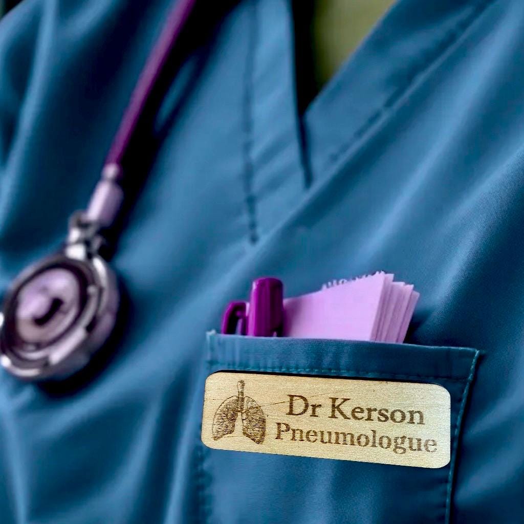 Badge Professionnel en Bois Personnalisé – Pour Professionnels de Santé