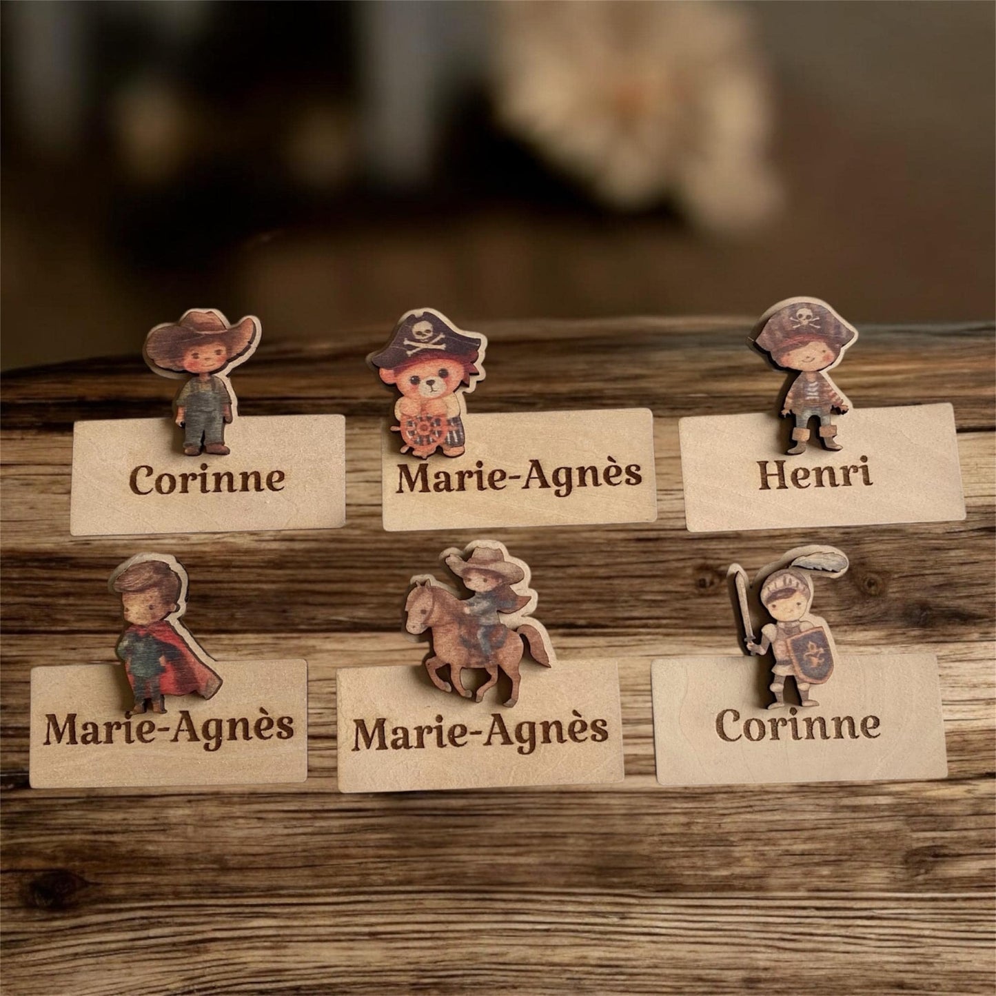 Assortiment de marque-places et magnets en bois sur les thèmes pirate, chevalier et super-héros.