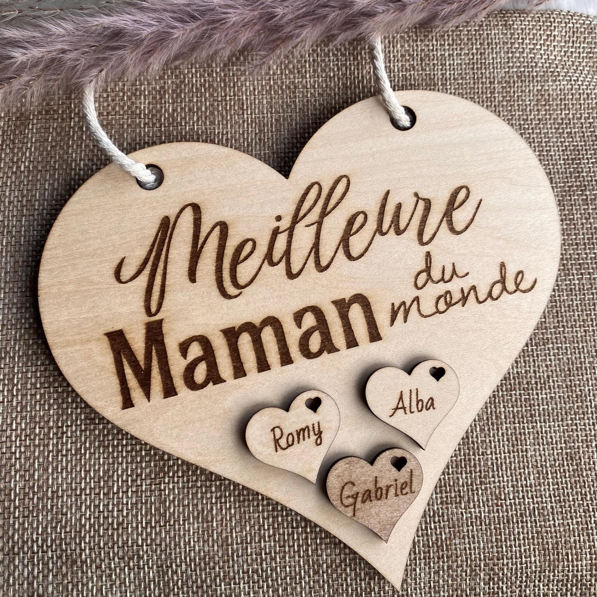 Le cœur suspendu à une jolie branche fleurie ou une poignée de porte, illustrant son aspect décoratif.