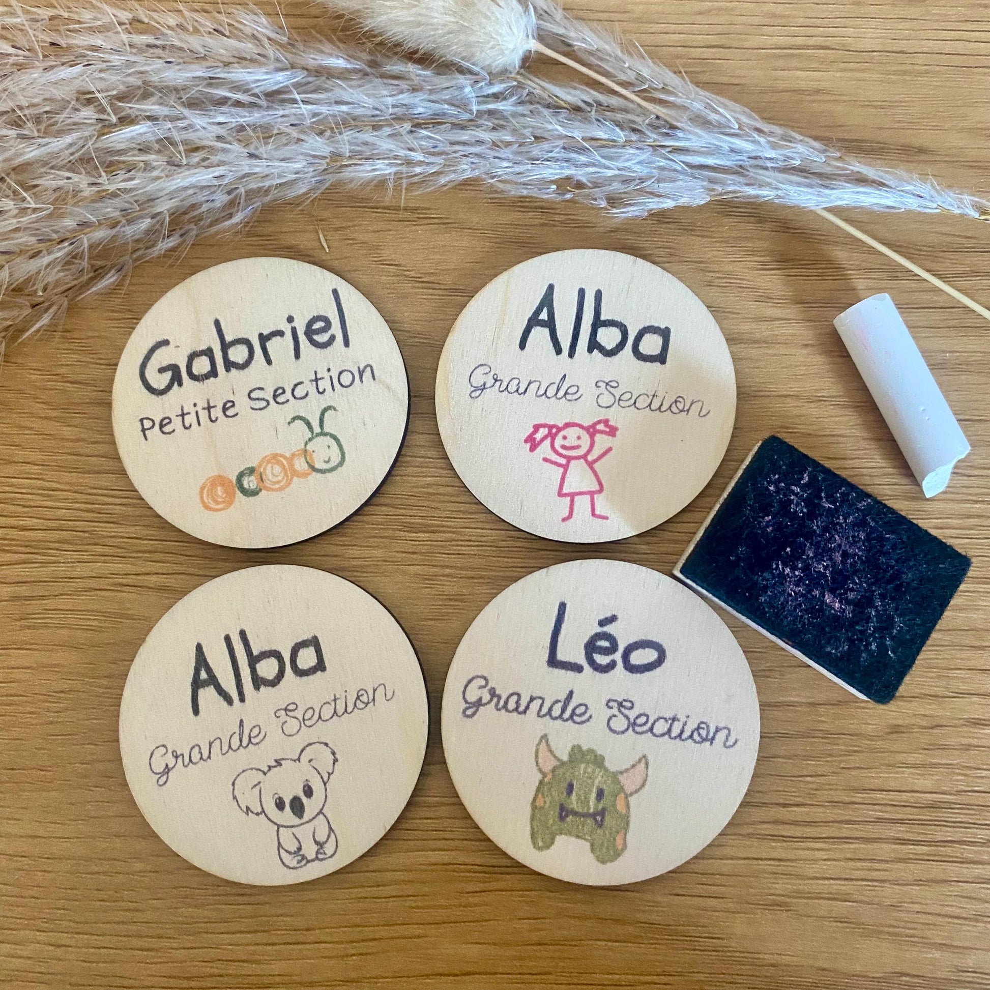 Badge en bois motif au choix pour personnaliser le cartable de rentrée