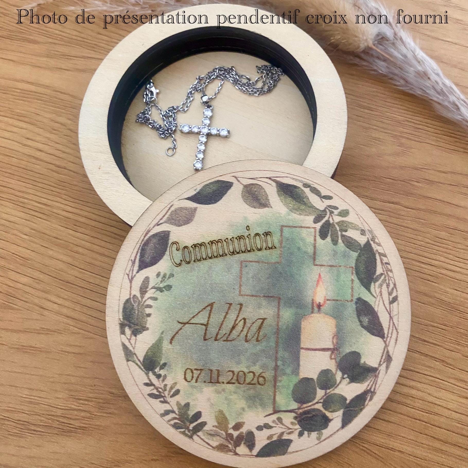 Vue artisanale  de la boite en bois pour communion mettant en avant la finition bois naturel