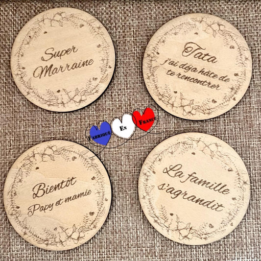 Plusieurs magnets personnalisés (Papa, Mamie, Tonton) présentés ensemble pour montrer la diversité des options.
