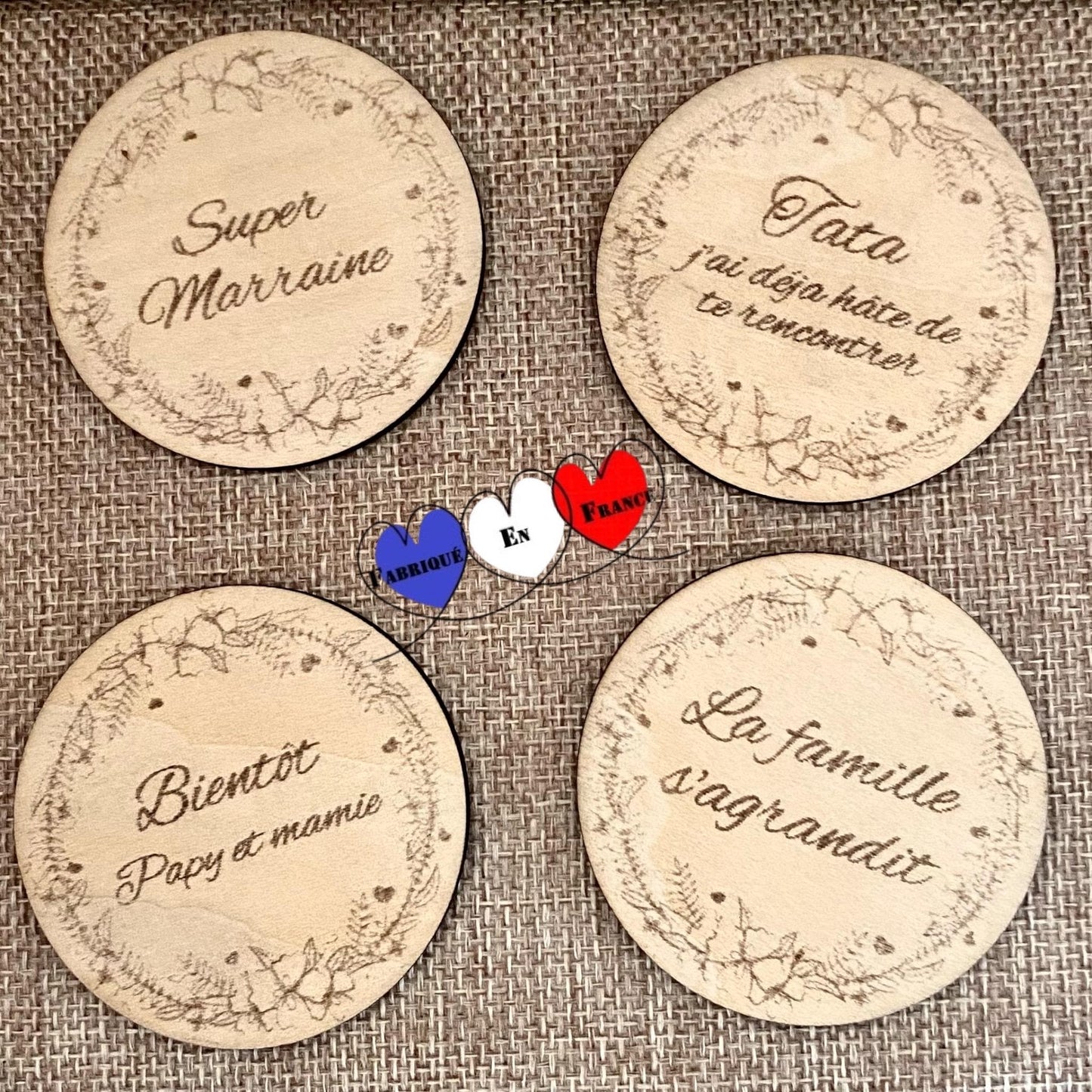 Plusieurs magnets personnalisés (Papa, Mamie, Tonton) présentés ensemble pour montrer la diversité des options.