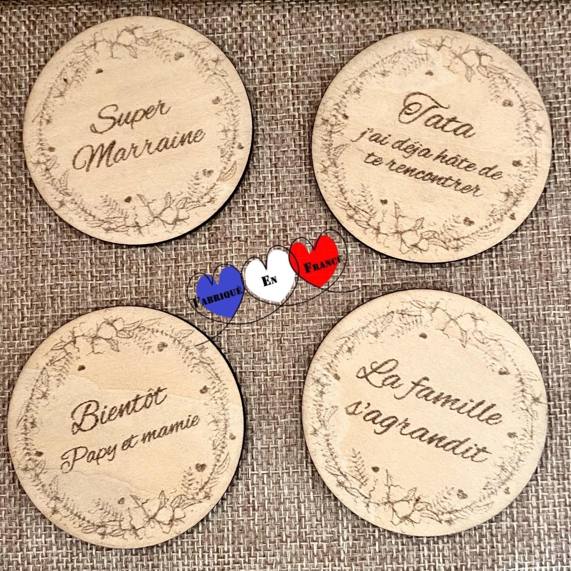 Plusieurs magnets personnalisés (Papa, Mamie, Tonton) présentés ensemble pour montrer la diversité des options.