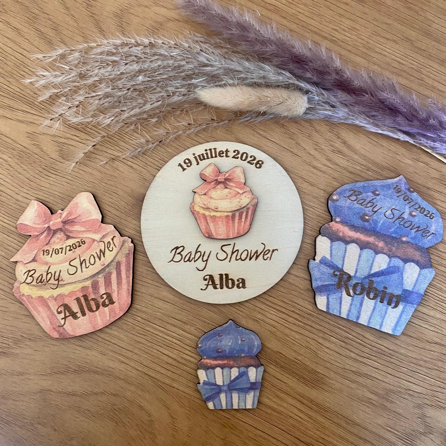 Duo de magnets en bois forme cupcake (bleu et rose) avec gravure personnalisée.