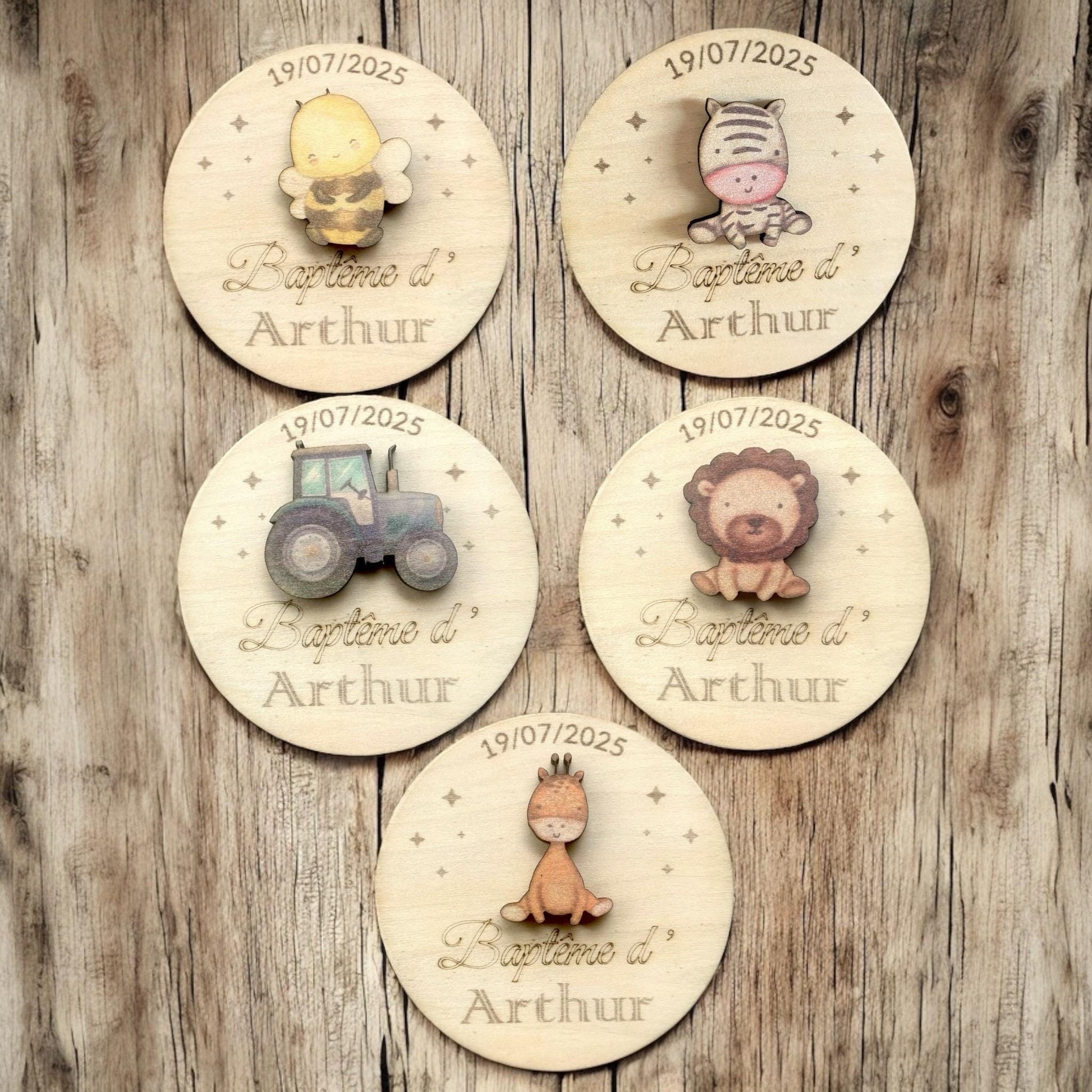 Assortiment de magnets en bois (formes arche et rond) illustrant les différents motifs (animaux et tracteur).