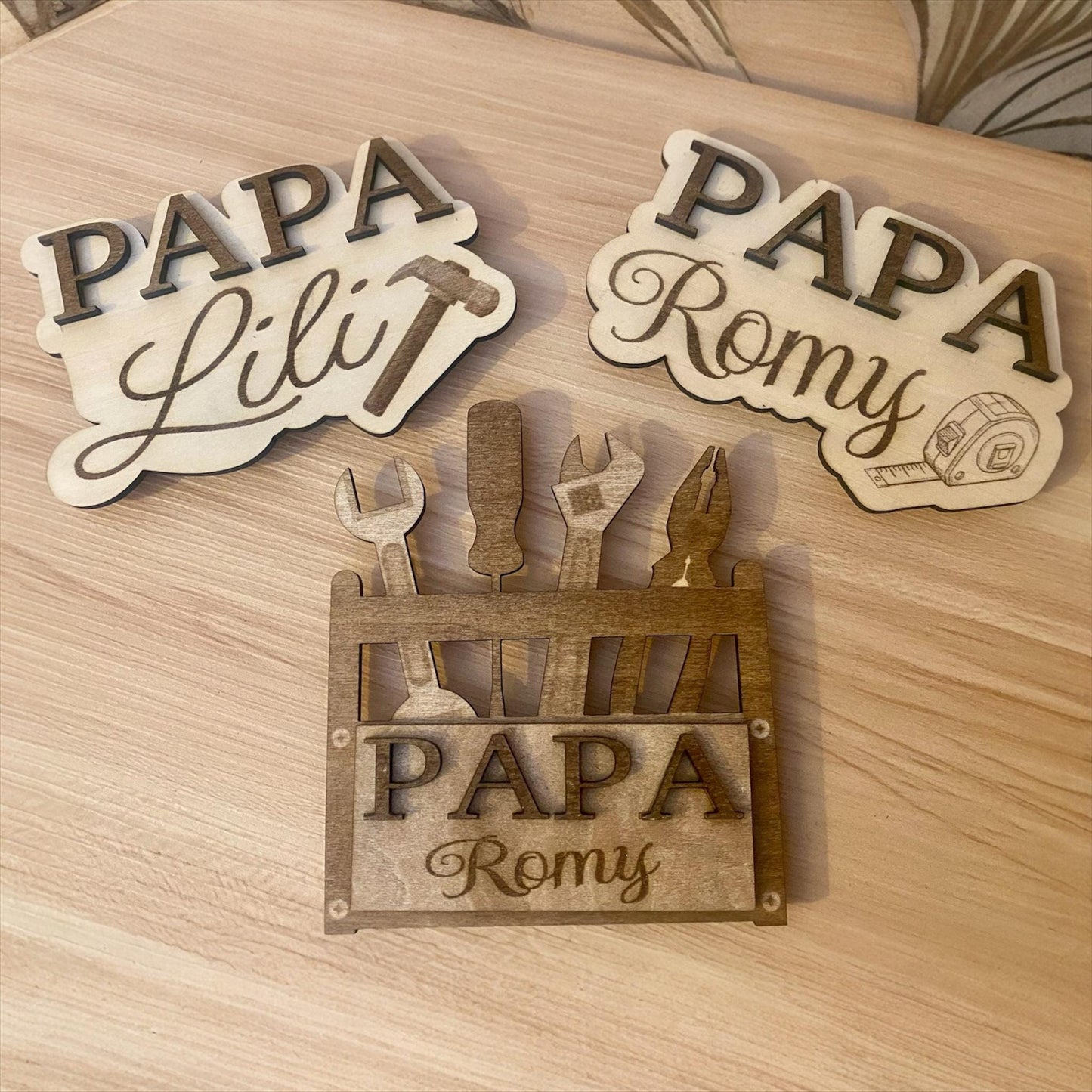 Magnet en bois avec motif eau choix boite à outils; ,arteau, mètre à ruban avec un pprénom ersonnalisé  et "Papa" en relief , présenté avec élégance.