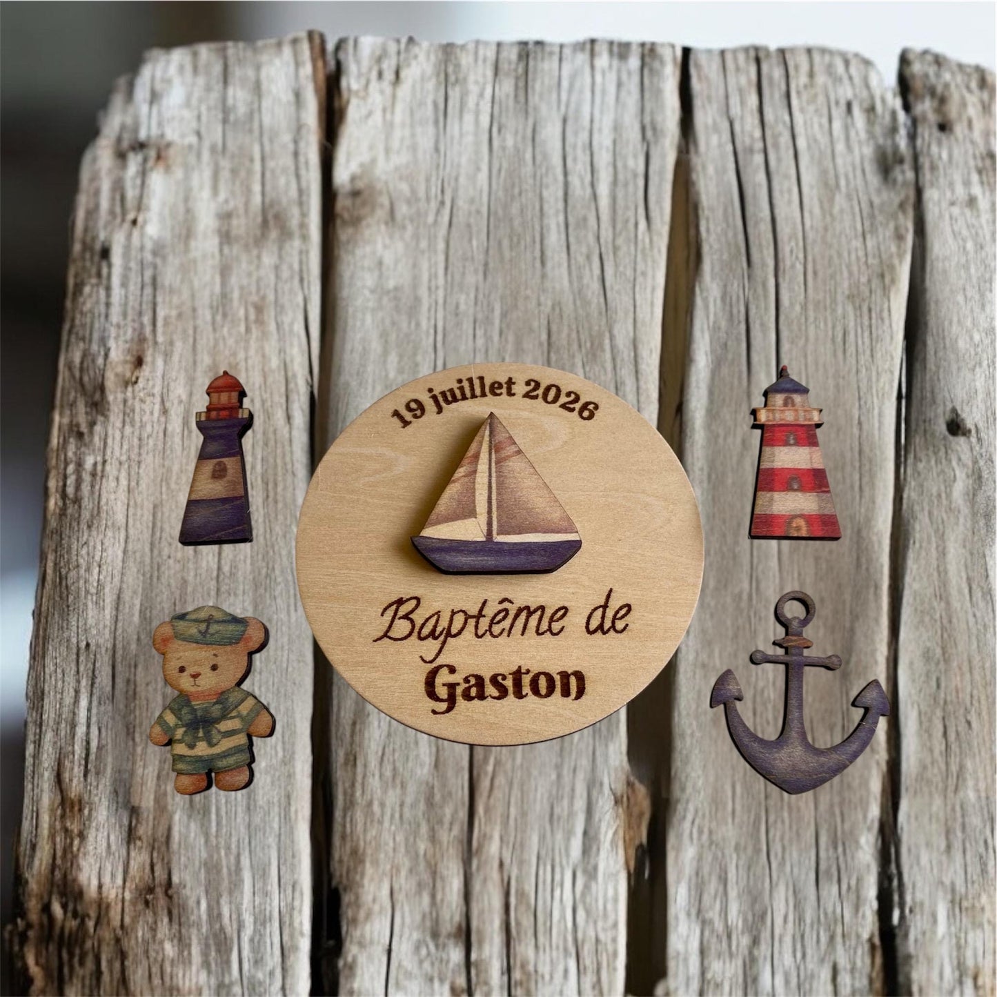 Un magnet 'Bateau' fixé sur un frigo, illustrant le côté décoratif et souvenir."